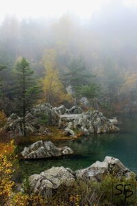 Le lac bleu dans la brume