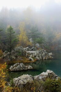 Le lac bleu dans la brume