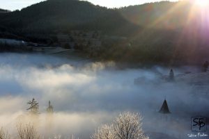 Village des Nonières-Belsentes dans les nuages au petit matin