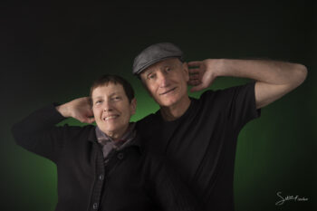 Portrait studio couple fond noir & halo vert