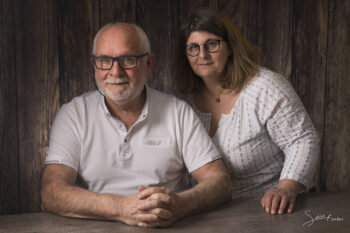 Portrait studio fond bois, père & fille