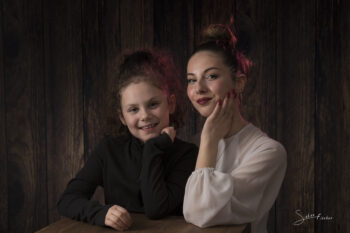 Portrait studio sœurs en couleur sur fond bois