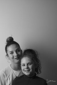 Portrait studio de 2 sœurs en noir & blanc et ombre portée