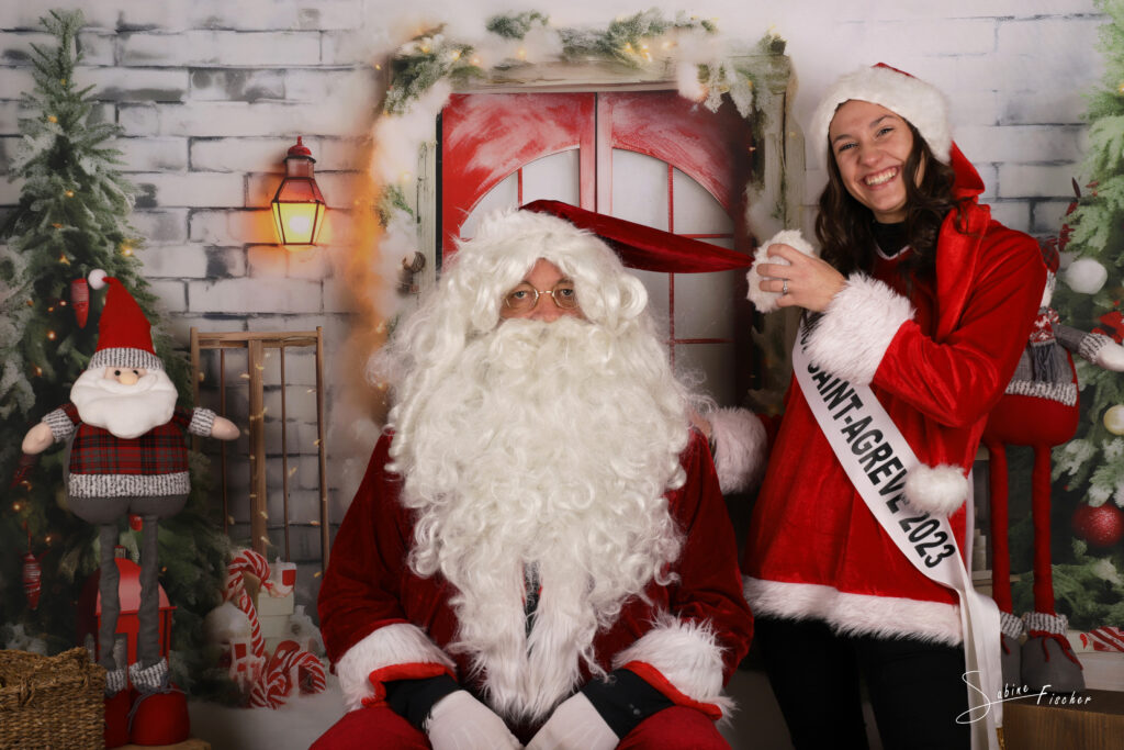 Photo avec le Père Noël et Léa, Miss St Agrève 2023