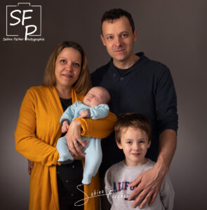 Portrait de famille carré sur fond gris foncé