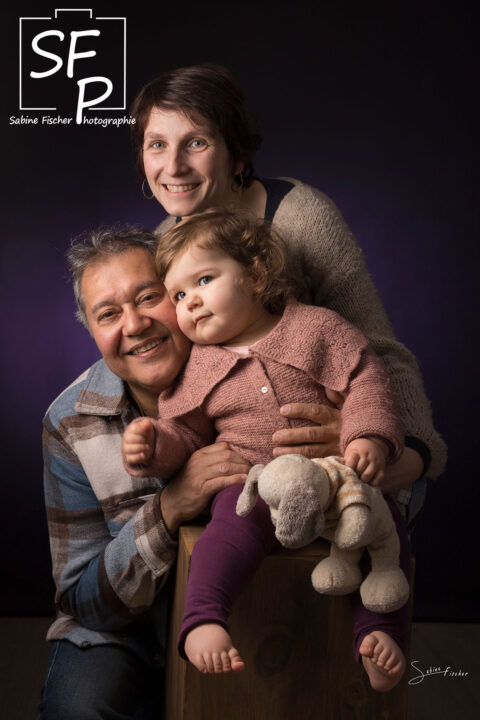 Portrait famille M., R., L. sur fond noir